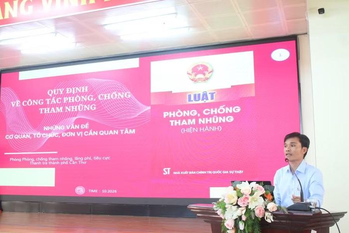 Báo cáo viên trình bày tại Hội nghị.