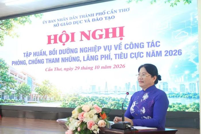 Bà Trần Thị Thu Hằng, Phó Giám đốc Sở GD&ĐT TP Cần Thơ, phát biểu tại Hội nghị.