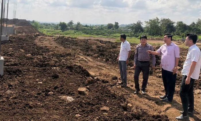 Ông Hoàng Văn Tám (thứ 2 từ trái qua), Chủ tịch UBND xã Đắk Wil kiểm tra, động viên công nhân. (Ảnh: T.H)﻿