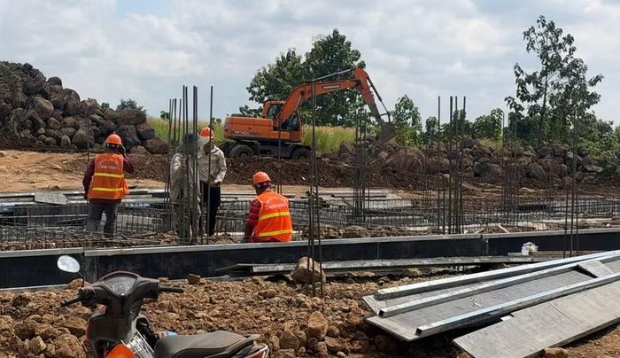 Tăng cường công nhân, đẩy nhanh tiến độ kịp bàn giao đúng hẹn. (Ảnh: T.H)