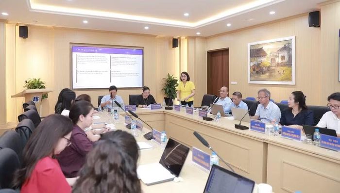 TS Nguyễn Thu Hà - Chuyên viên chính Vụ Giáo dục Phổ thông trình bày báo cáo về quá trình xây dựng, mục tiêu và các nhiệm vụ trọng tâm của Đề án.