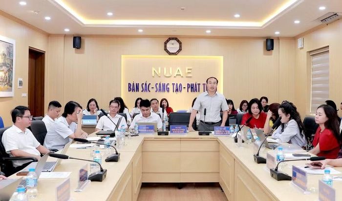Đại biểu góp ý tại tọa đàm.