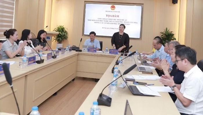 Bà Trịnh Hoài Thu – Phó Vụ trưởng Vụ Giáo dục Phổ thông (Bộ GD&ĐT) phát biểu tại buổi Tọa đàm.