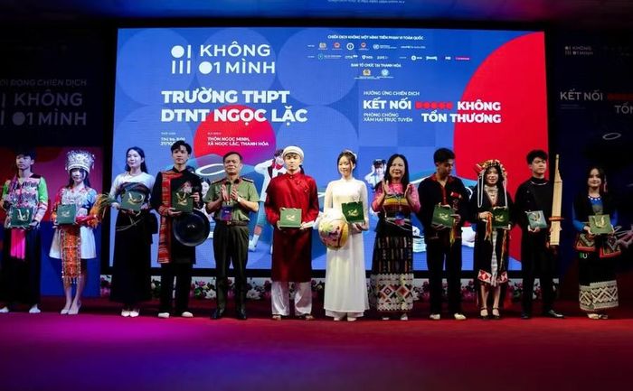 Chương trình hưởng ứng chiến dịch "Không một mình" được tổ chức tại Trường THPT Dân tộc nội trú Ngọc Lặc.