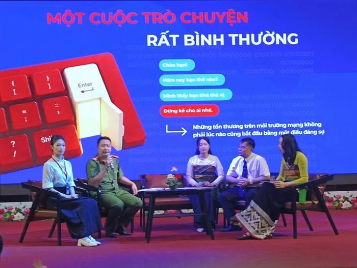 Các đại biểu phân tích những tình huống xảy ra trên không gian mạng giúp học sinh nhận diện cạm bẫy.