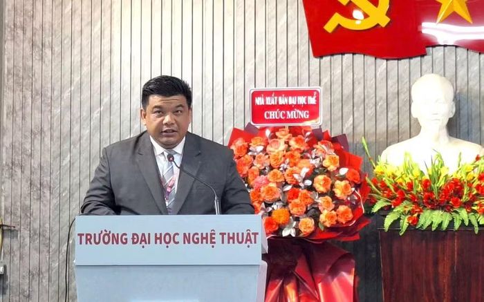 Ông Asadang Suwanpakdee Phó Hiệu trưởng Trường Quốc tế, Đại học Udon Thani Rajabhat (Thái Lan).