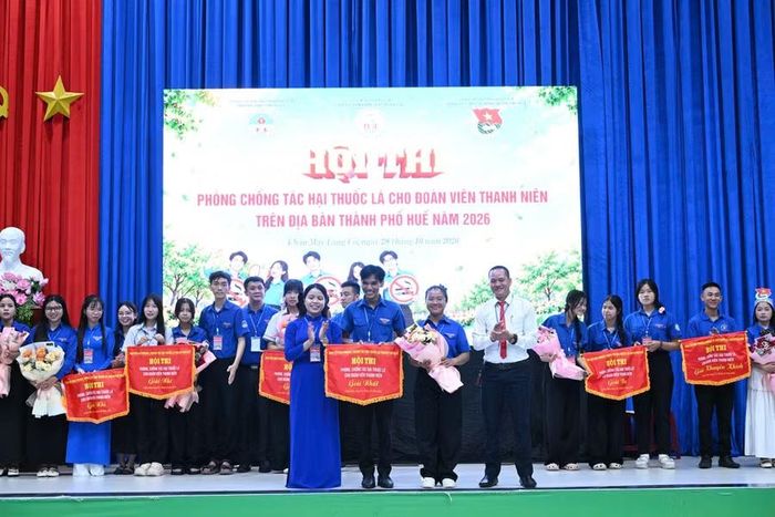 Trao giải Nhất cho đội thi Long Quảng.