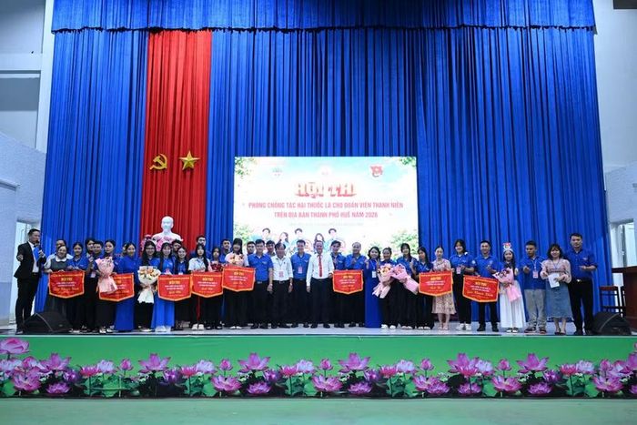 Ban tổ chức chụp ảnh lưu niệm cùng các đội thi.