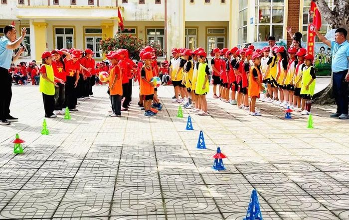Các em học sinh Trường Tiểu học Phúc Trạch tham gia hoạt động thể thao.