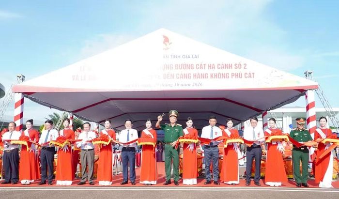 Các đại biểu cắt băng khánh thành đường cất hạ cánh số 2.