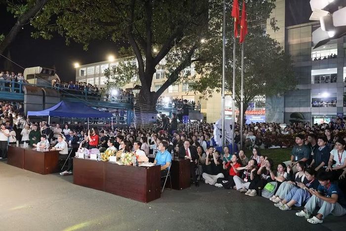 Đông đảo sinh viên IUH đến theo dõi, cổ vũ và bày tỏ niềm tự hào khi chứng kiến các thầy cô biểu diễn trên sân khấu.
