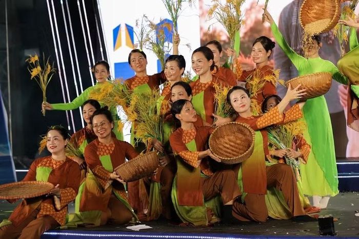Những điệu múa mang âm hưởng dân gian tái hiện vẻ đẹp quê hương, con người Việt Nam qua phần trình diễn của các thầy cô IUH.