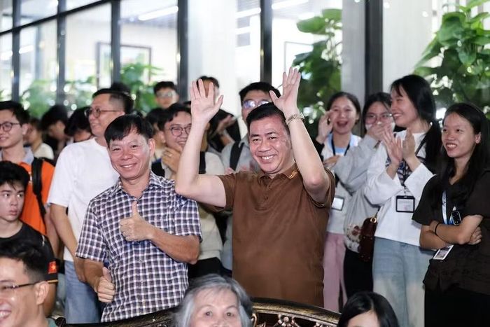 PGS.TS. Phan Hồng Hải, Bí thư Đảng ủy, Hiệu trưởng IUH (áo nâu), hào hứng cổ vũ các tiết mục văn nghệ của viên chức, người lao động nhà trường.