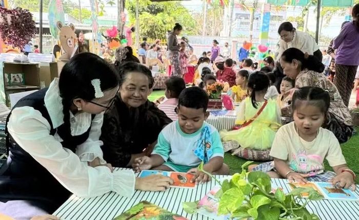 Phụ huynh, cô giáo và trẻ Trường Mầm non Ô Lâm cùng trải nghiệm đọc sách, tăng cường giao tiếp bằng tiếng Việt.