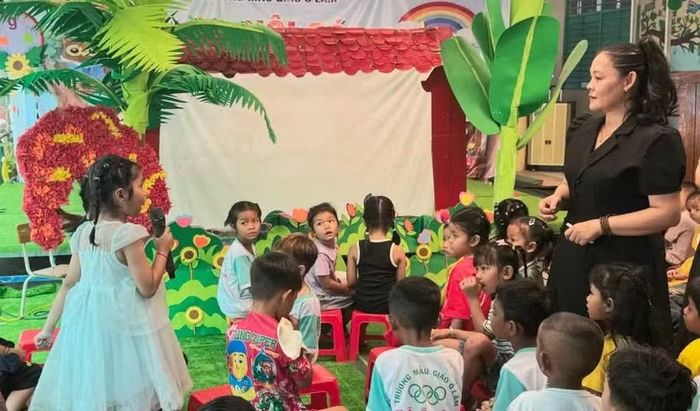 Trẻ tham gia tiết mục đố vui cùng cô, tăng cường kỹ năng giao tiếp tiếng Việt.