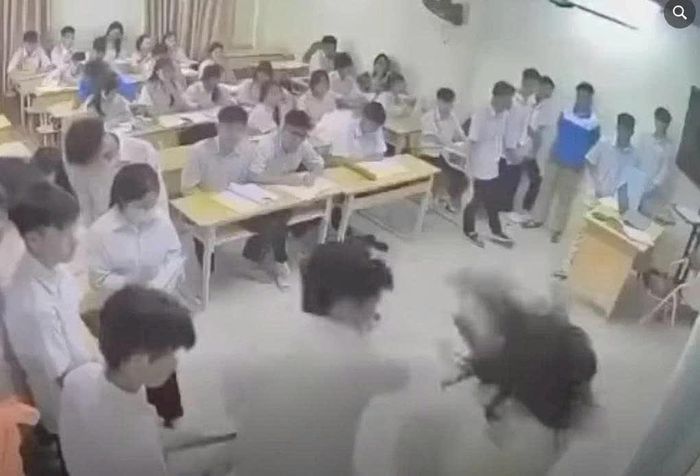 Nam sinh lớp 12 hành hung cô giáo ngay trên bục giảng tại Trường THPT Mạc Đĩnh Chi (Hà Nội). (Ảnh cắt từ clip)