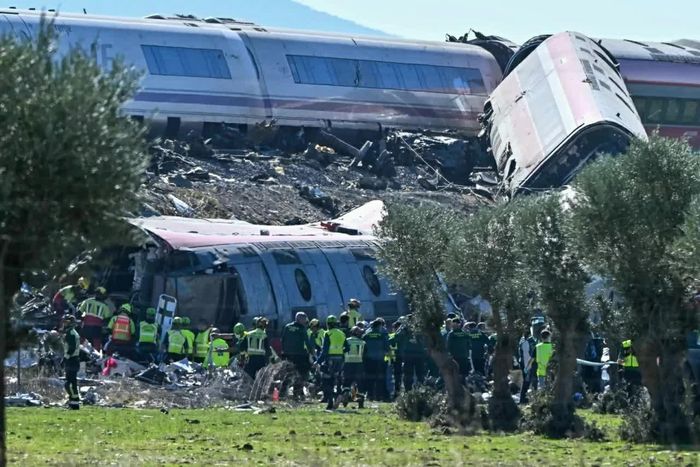Lực lượng cứu hộ làm việc tại hiện trường vụ tai nạn tàu hỏa phía Nam Madrid vào ngày 28 /10. (Nguồn: Getty Images)