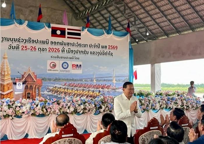 Tổng Lãnh sự Nguyễn Văn Dũng dự các hoạt động lễ hội tại tỉnh Bolikhamxay và tỉnh Savannakhet, Lào thể hiện tình cảm hữu nghị thân tình. (Nguồn: TLSQ Việt Nam tại Savannakhet)