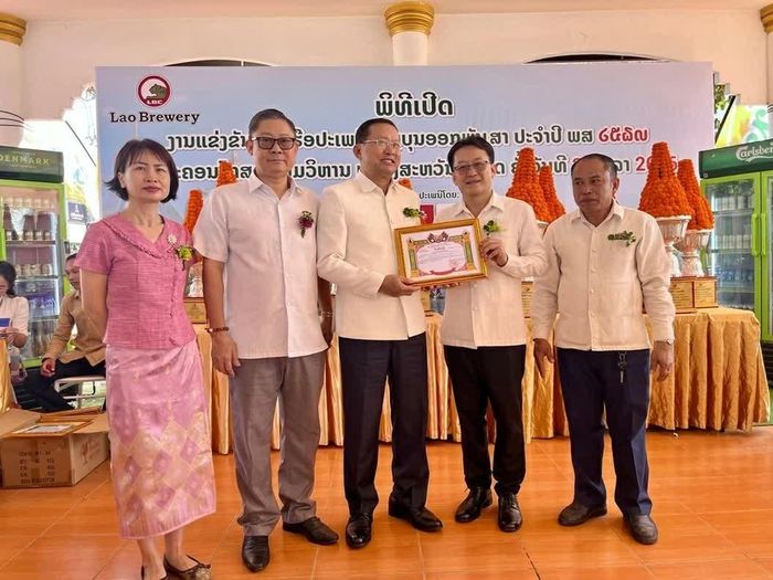 Các đại biểu chụp ảnh lưu niệm. (Nguồn: TLSQ Việt Nam tại Savannakhet)