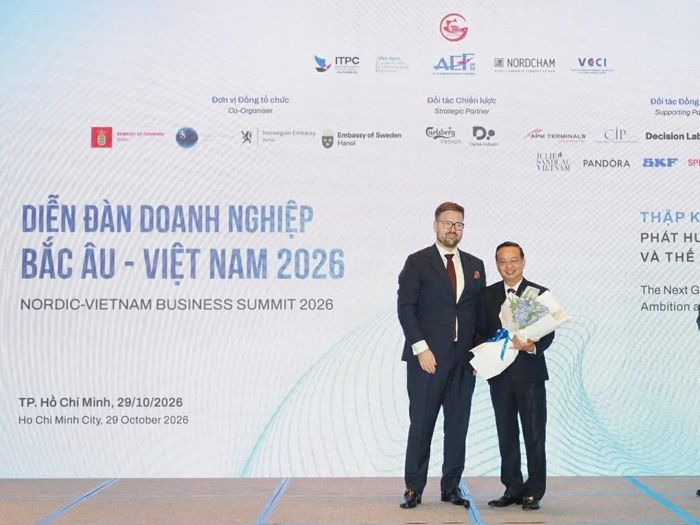 Ông Thue Quist Thomasen tặng hoa cho Phó Chủ tịch UBND TP. Hồ Chí Minh Bùi Minh Thạnh. (Ảnh: Hùng Hoàng)