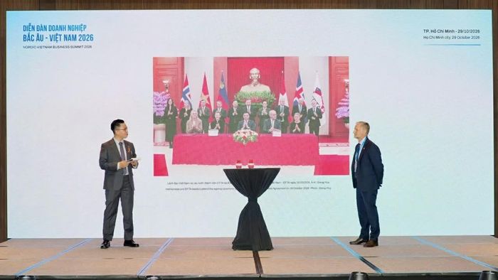 Các diễn giả tham gia phiên đối thoại cùng Đại sứ với chủ đề “Hiệp định thương mại Việt Nam - EFTA: Nắm bắt cơ hội, thúc đẩy tăng trưởng kinh doanh”. (Ảnh: Hùng Hoàng)
