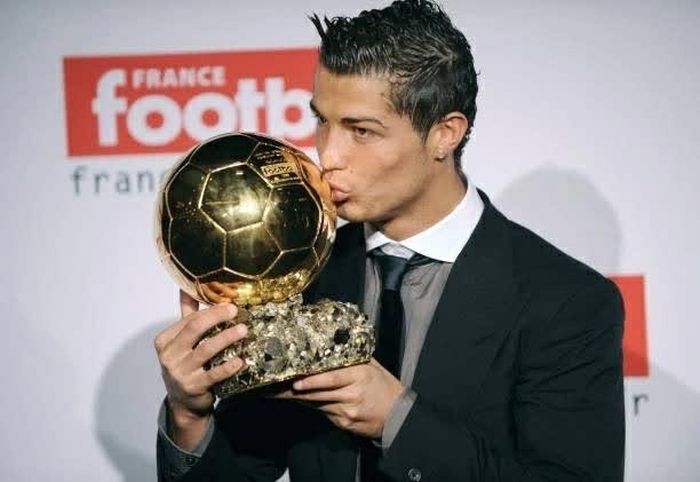 Cristiano Ronaldo cùng danh hiệu Quả bóng vàng tại Paris (Pháp), ngày 7/12/2008. (Nguồn: Getty Images)