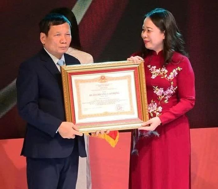 Ông Hoàng Đình Thắng nhận Huân chương Lao động hạng Nhất của Chủ tịch nước, ngày 11/10/2024. (Ảnh TGCC)