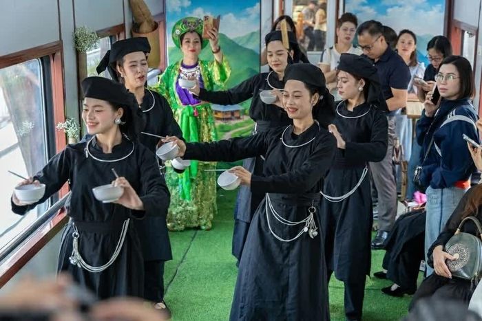 Một chén trà thơm thưởng thức ngay trên toa tàu di chuyển, hòa cùng tiếng hát Then, tiếng đàn tính mượt mà – đó là cách mà chuyến tàu di sản “Hành trình về với xứ Trà” mở lời chào đến du khách. (Nguồn: Sở Văn hóa, Thể thao và Du lịch tỉnh Thái Nguyên)