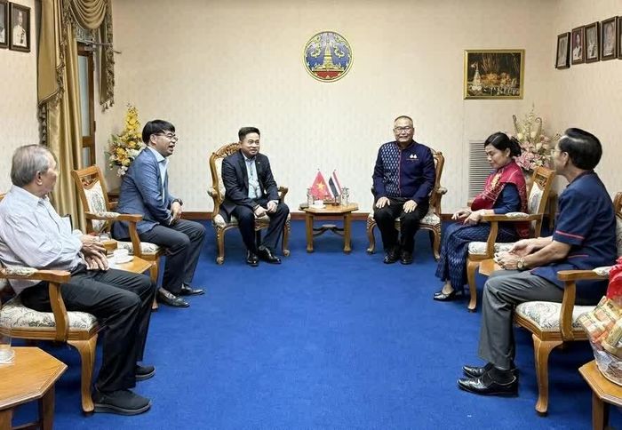 Tổng Lãnh sự Đinh Hoàng Linh làm việc với ông Adisak Noisuwan, Tỉnh trưởng Nakhon Phanom. (Nguồn: TLSQ Việt Nam tại Khon Kaen