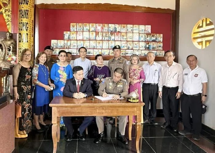 Trung tướng Thongsiam Meekhanthong xúc động ghi lưu bút, bày tỏ kính trọng đối với vị Lãnh tụ vĩ đại của nhân dân Việt Nam. (Nguồn: TLSQ Việt Nam tại Khon Kaen)