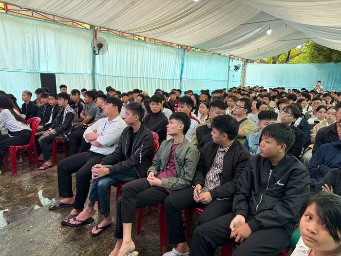 Hơn 250 thanh thiếu niên trên địa bàn cùng 30 sinh viên Trường Đại học Luật, Đại học Huế tham dự phiên tòa. (ảnh: Quang Thạnh)