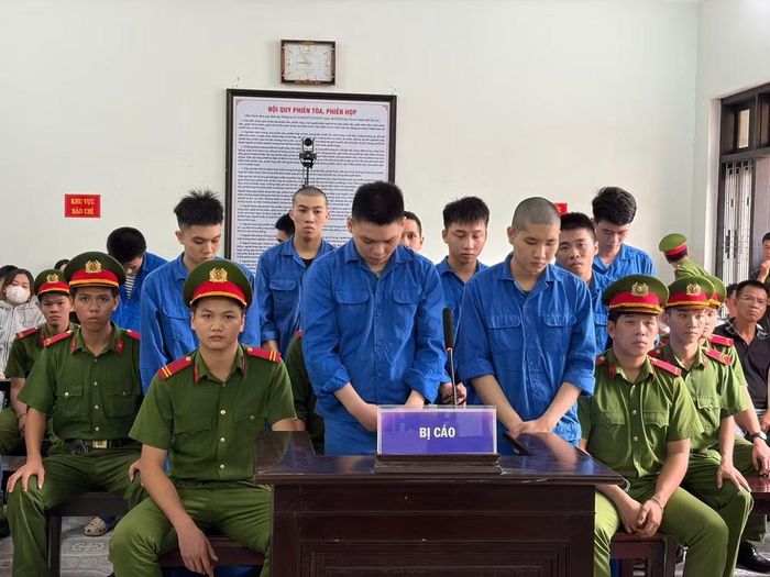 8 bị cáo tại phiên tòa. (ảnh: Quang Thạnh).