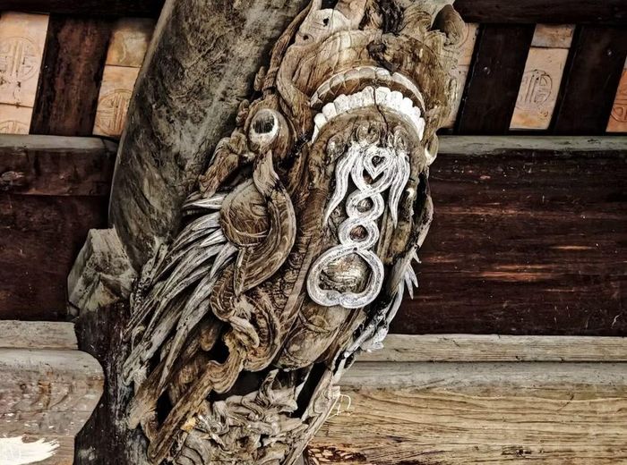Một số kiến trúc chạm khắc trong đình Mông Phụ. Ảnh: Diệu Thương