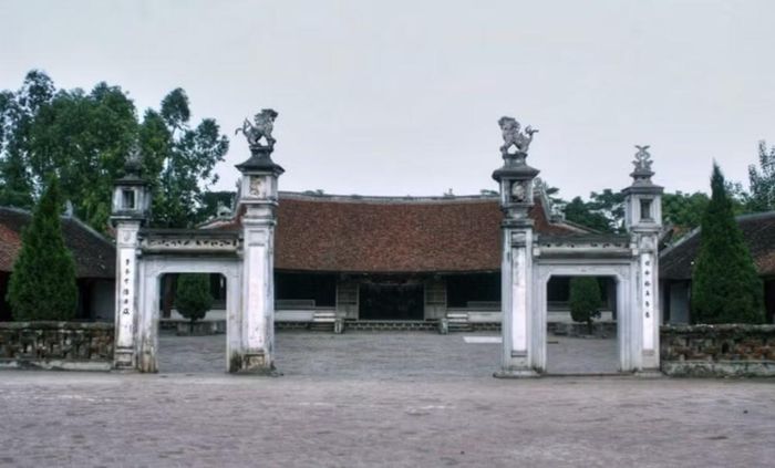 Cổng Tam Quan với kiến trúc mang đậm dấu ấn lịch sử. Ảnh: Diệu Thương