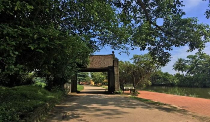 Cổng làng cổ Đường Lâm (Sơn Tây, Hà Nội). Ảnh: Diệu Thương