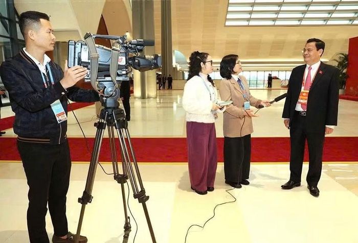 Phóng viên Báo và Phát thanh, truyền hình Ninh Bình tác nghiệp. Ảnh: Báo Ninh Bình.