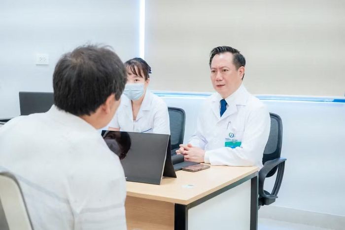 Theo bác sĩ Tuấn, điều trị ở một số bệnh nhân cần kết hợp kiểm soát trào ngược với điều chỉnh hành vi, cải thiện giấc ngủ và quản lý stress, thay vì chỉ tập trung vào axit dạ dày. Ảnh: Diễm Ly