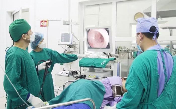 Nội soi chẩn đoán trào ngược dạ dày thực quản. Ảnh: Bệnh viện Bãi Cháy.