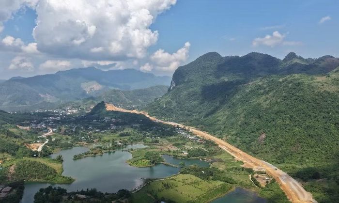 Đầu tư xây dựng hạ tầng giao thông đang đứng trước khối lượng công việc lớn chưa từng có, Đại hội XIV của Đảng tiếp tục xác định phát triển kết cấu hạ tầng là một trong những đột phá chiến.