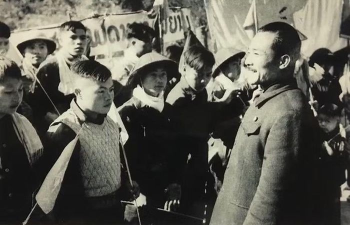 Hoàng thân Souphanouvong nói chuyện với các chiến sĩ Quân tình nguyện Việt Nam tại Lào, năm 1950. Ảnh: tư liệu.
