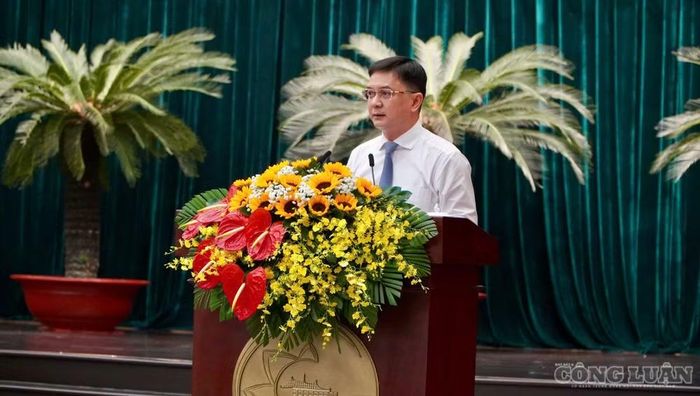 Ông Nguyễn Mạnh Cường, Phó Chủ tịch UBND TP.HCM báo cáo tại kỳ họp.