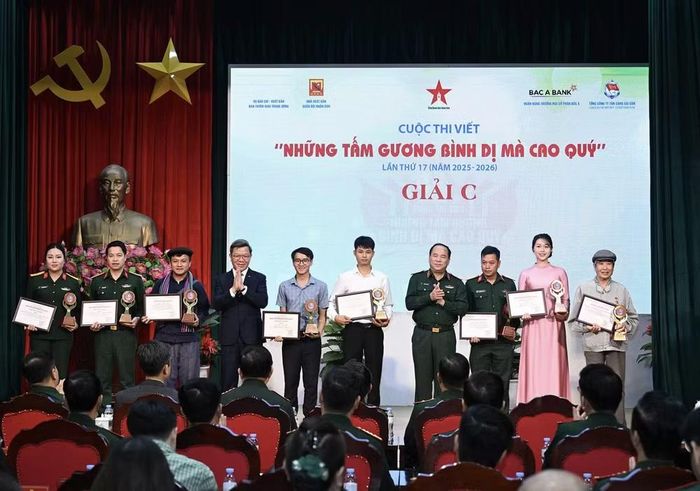 Các tác giả đoạt giải C cuộc thi. Ảnh: BTC