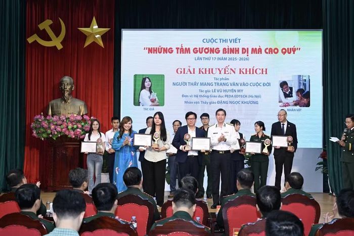 Các tác giả đoạt giải Khuyến khích cuộc thi. Ảnh: BTC