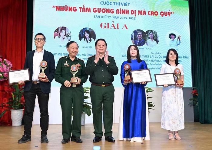 Đại tướng Nguyễn Trọng Nghĩa (giữa) - Chủ nhiệm Tổng cục Chính trị Quân đội nhân dân Việt Nam - trao thưởng cho các tác giả đoạt giải A. Ảnh: BTC