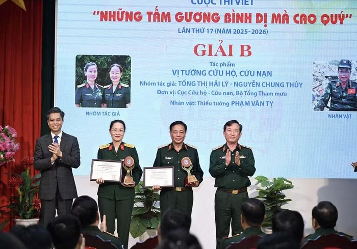 Các tác giả đoạt giải B cuộc thi. Ảnh: BTC