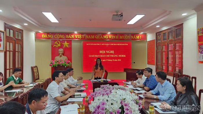 Bà Nguyễn Thị Kim Phượng, Phó Trưởng Ban Tuyên giáo Tỉnh ủy, phát biểu kết luận hội nghị.