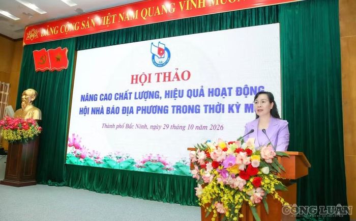 Bà Nguyễn Thị Hà, Chủ tịch Ủy ban MTTQ thành phố Bắc Ninh phát biểu tại hội thảo