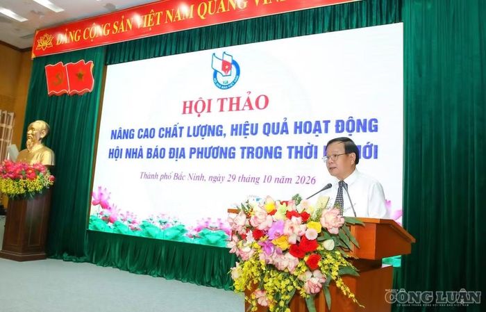 Ông Trịnh Văn Ánh, Chủ tịch Hội Nhà báo thành phố Bắc Ninh trình bày báo cáo đề dẫn, nêu những vấn đề đặt ra đối với hoạt động Hội Nhà báo địa phương sau sắp xếp tổ chức bộ máy