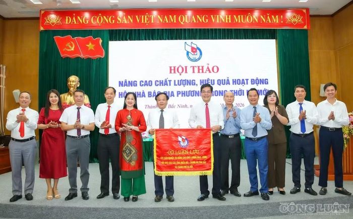 Hội Nhà báo thành phố Bắc Ninh chuyển giao Cờ luân lưu đăng cai Hội thảo nghiệp vụ lần thứ XXII năm 2027 cho Hội Nhà báo tỉnh Phú Thọ