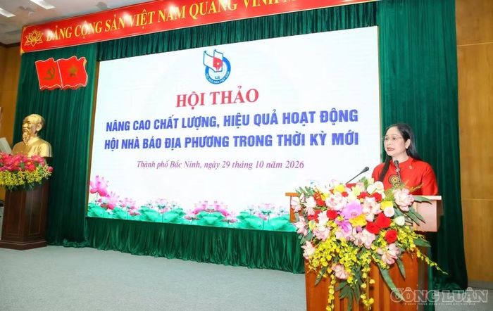 Bà Vũ Thị Hà, Phó Chánh Văn phòng Hội Nhà báo Việt Nam, phát biểu tại hội thảo, định hướng đổi mới hoạt động Hội và nâng cao chất lượng hỗ trợ hội viên